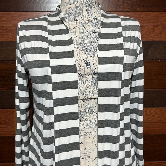Merry Fun Stretchy Open Front Long Sleeve Gray and White Cardigan - Picture 4 of 10